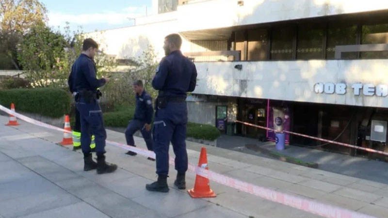 В реанимация остава 14-годишното момче след инцидента край НДК