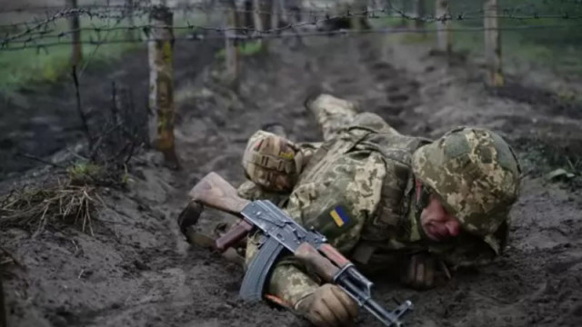 Китайски портал: Бойци от ВСУ умират от глад на фронта, пият дъждовна вода