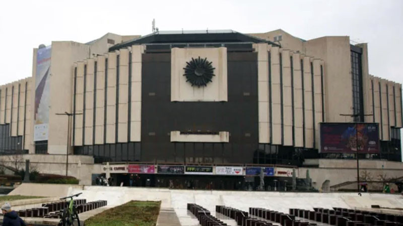 14-годишното момче от НДК остава в тежко състояние