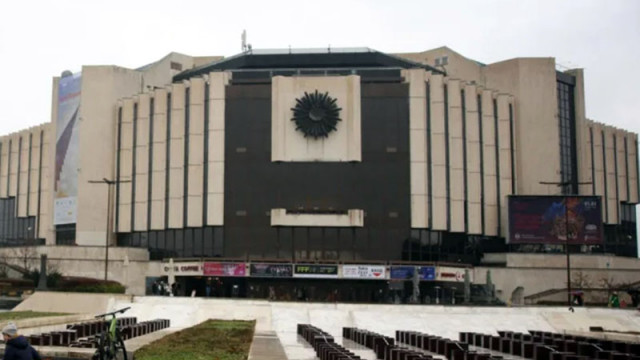 14-годишното момче от НДК остава в тежко състояние