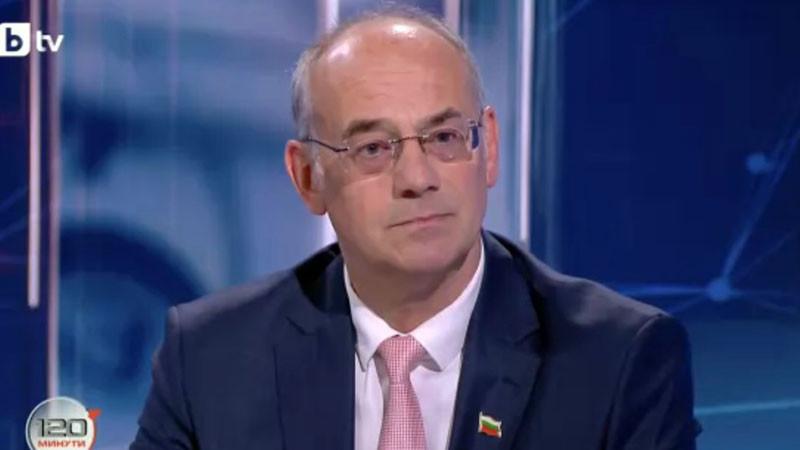 Семов за негова кандидатура за президент: България има достоен държавен глава в лицето на Йотова