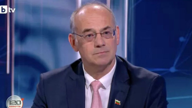 Семов за негова кандидатура за президент: България има достоен държавен глава в лицето на Йотова