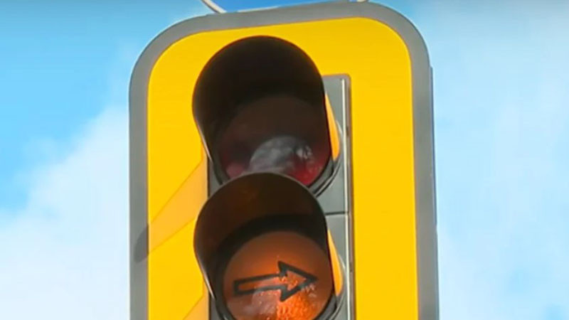 Възстановяват десните секции от светофарите на две кръстовища във Варна