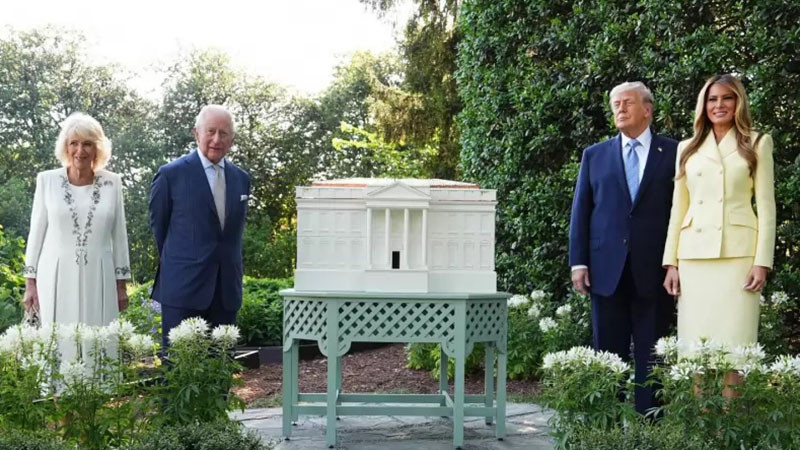 The Daily Mail: Тръмп наруши протокола, като потупа крал Чарлз III по рамото