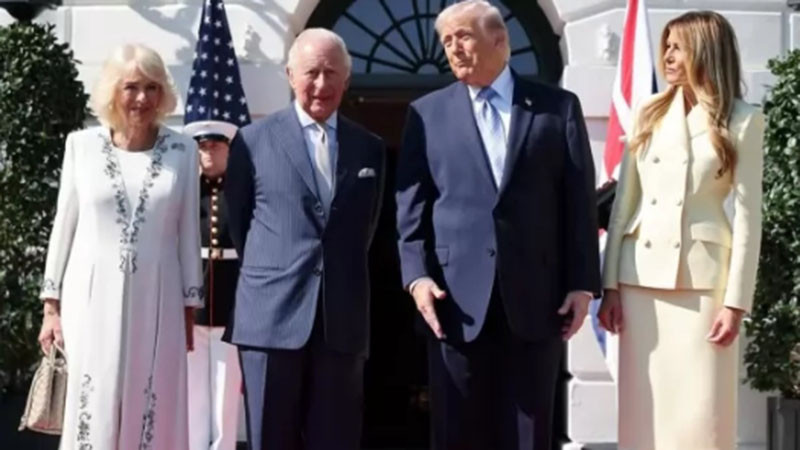 The Daily Mail: Тръмп наруши протокола, като потупа крал Чарлз III по рамото