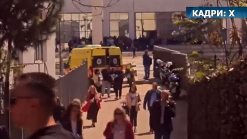 89-годишен с пушка нахлу в две административни сгради в Атина и простреля петима души