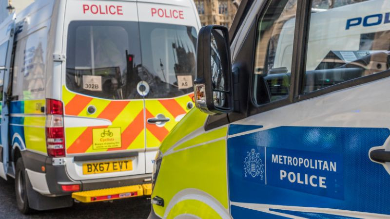 Мъж намушка двама евреи в Лондон