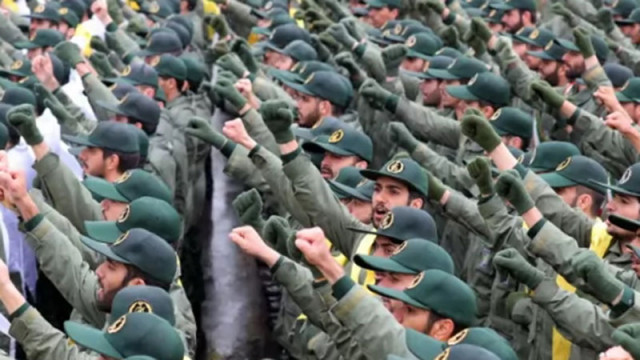 Иранските революционни гвардейци поеха военновременната власт и засенчиха върховния лидер