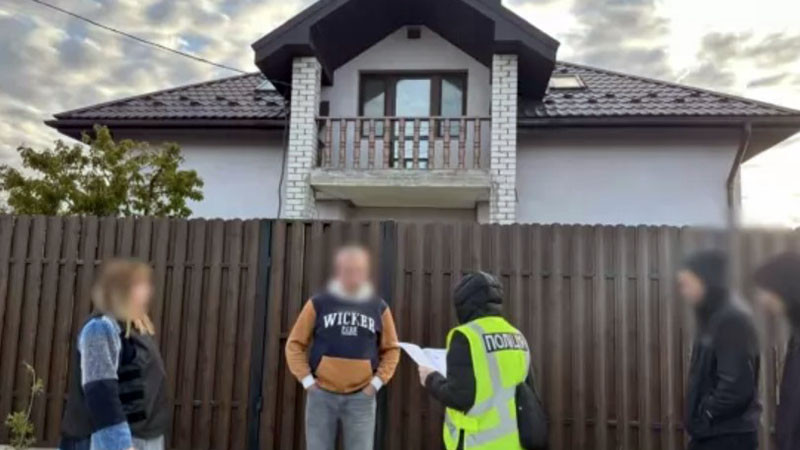 Масови обиски в домовете на украински военни комисари по подозрения за корупция