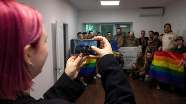 Фондацията на Сорос раздава „хуманитарна помощ“ с брошури за гей бракове сред украинските войници