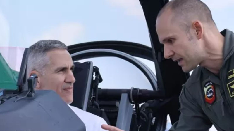 Тик-токърът Гюров се качи на изтребител F-16 под звуците на Топ гън