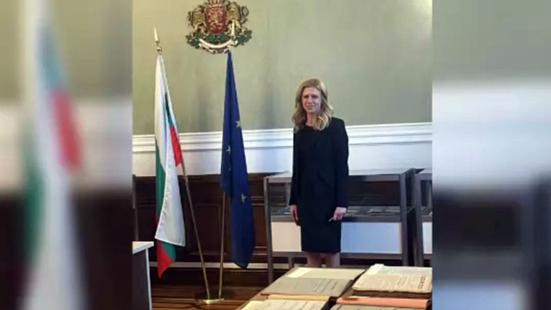 Доцова пусна снимка от бившия кабинет на Пеевски, който стана читалня