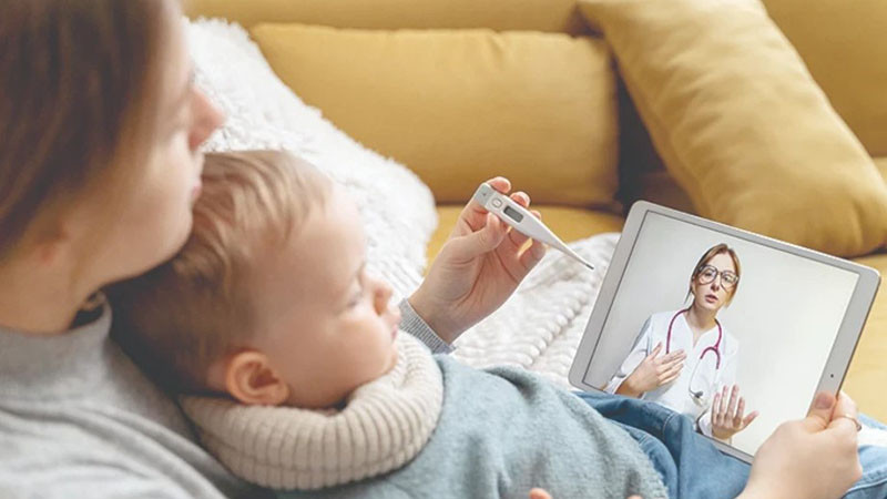 Лекарите консултират по телефон и таблет