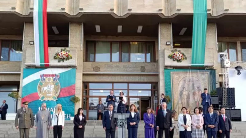 Президентът Йотова и кметът на Шумен посрещнаха „Огънят на знанието"
