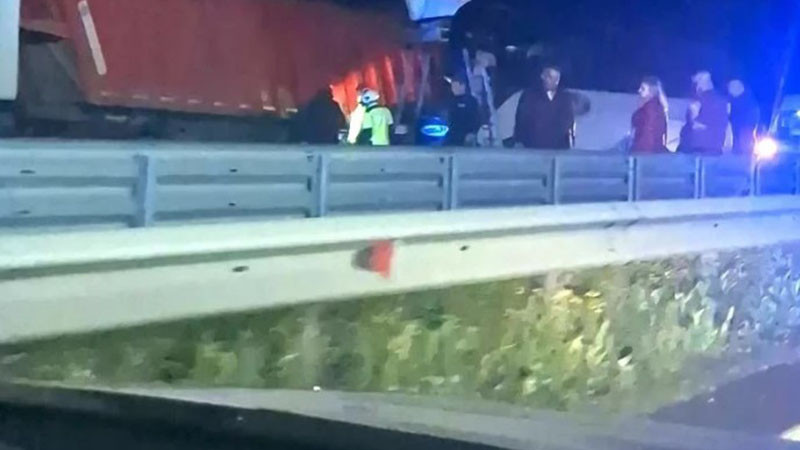 Тежка катастрофа на входа на София: Загинал и 20 ранени при сблъсък на камион и автобус
