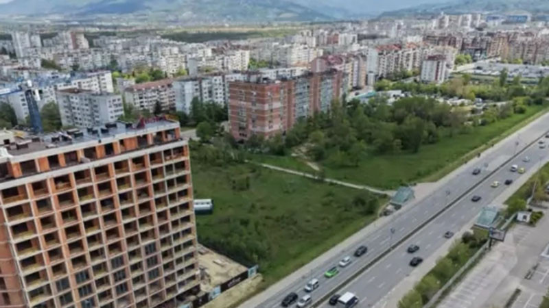 Кметът на "Младост" брани пореден чудовищен строеж в зелена площ, жителите излизат на протест