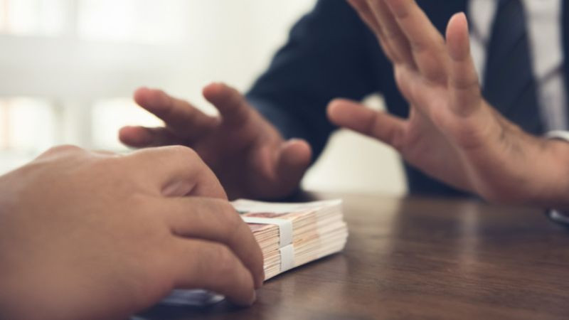 Софиянец даде 40 000 евро подкуп на областния на Добрич, за да получи стотици декари земя
