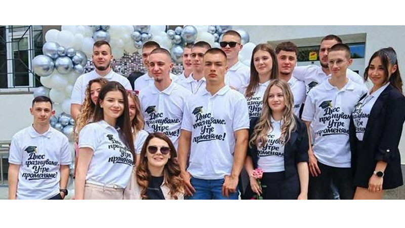 Абитуриенти от Добрич избраха тениски вместо тоалети, за да подпомогнат момиче в нужда