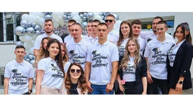 Абитуриенти от Добрич избраха тениски вместо тоалети, за да подпомогнат момиче в нужда