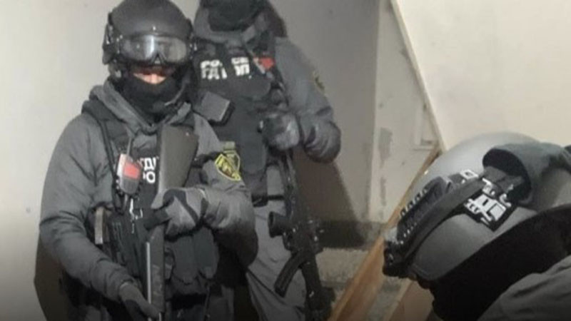 Мъж се барикадира в дома си в Кърджали, заключи майка си и я заплаши с убийство