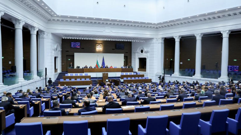 Втори ден управляващи и опозиция в спор за промените в правилника на депутатите