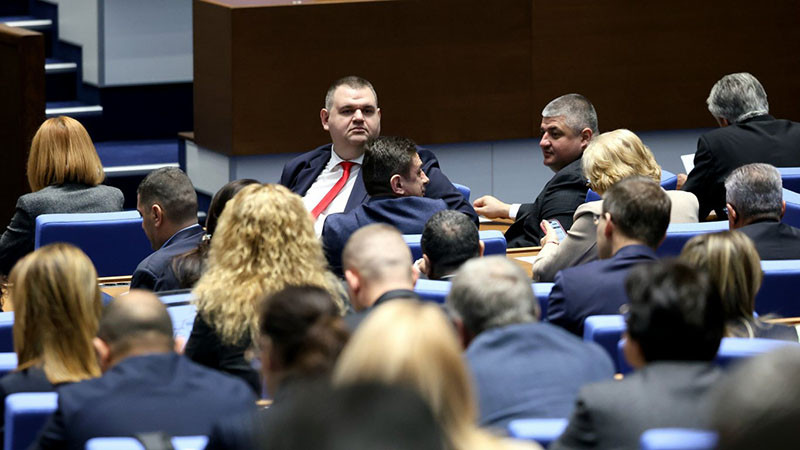 ДБ сезира ГДБОП за пътуванията на Пеевски и съмнения около обществени поръчки