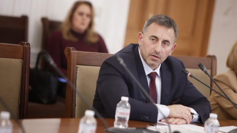 Първата стъпка е направена: Орязаха свръхправомощията на Румен Спецов в "Лукойл"