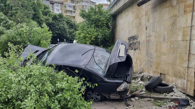 След гонка с полицията в Бургас кола с мигранти "излетя" от пътя, шофьорът избяга