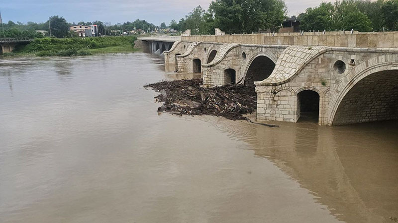 Река Янтра излезе от коритото си край Бяла, няма опасност за хората