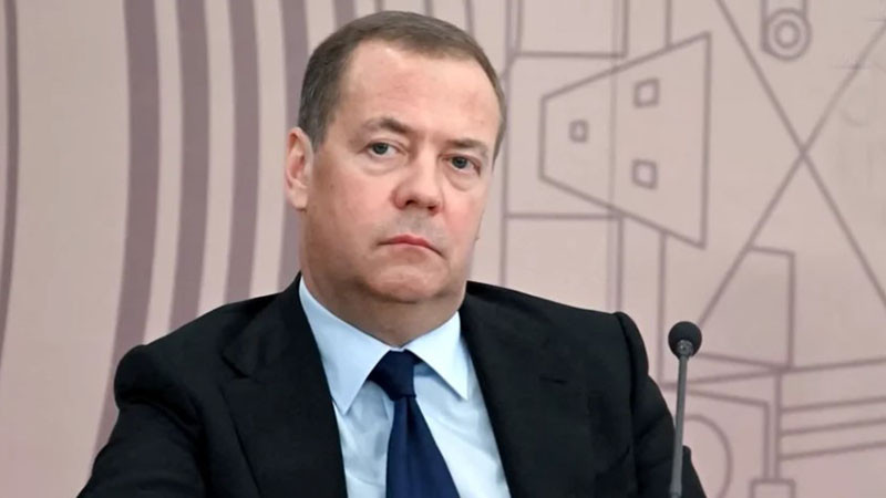Медведев: Нека всичко гори в синьо пламъче! Така е по-лесно да се молят за пари и оръжие
