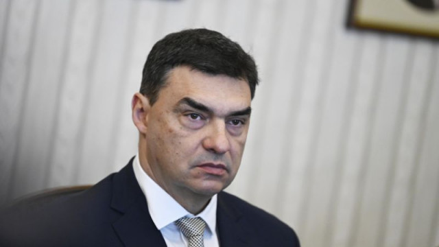 Г-н Николов, колко деца още ще Ви трябват, за да разберете кой плаща майчинските?