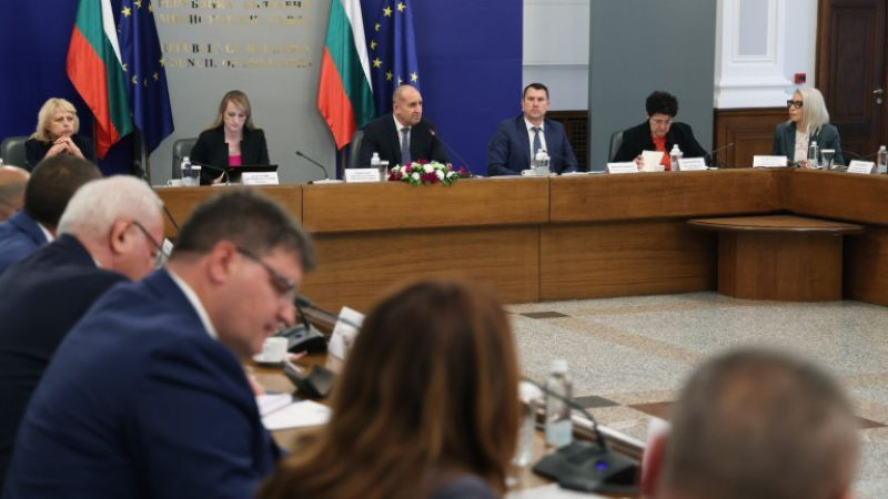 Радев: Трябва да насочим погледа си напред, не само да гасим наследени пожари