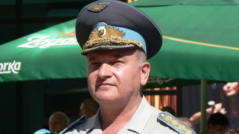 Новият спецуправител на "Лукойл" Евгени Симеонов е син на бившия командващ ВВС ген.Симеонов