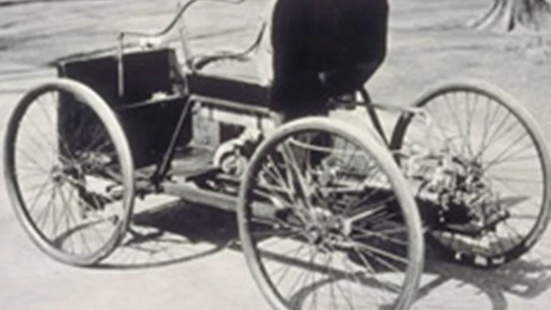 На 4 юни 1896 г. Хенри Форд тества първия си модел автомобил по улиците на Детройт
