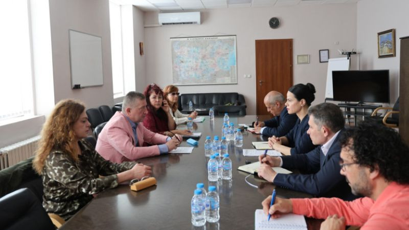 Здравният министър обеща да инициира процедура за колективен трудов договор
