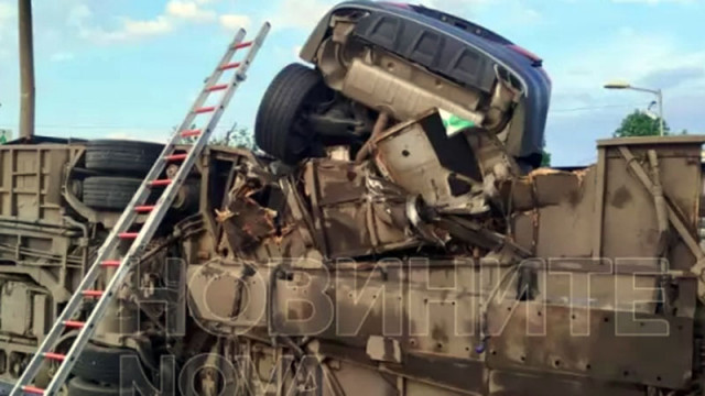 Автомобилът който се е забил в автобуса на Челопешко шосе