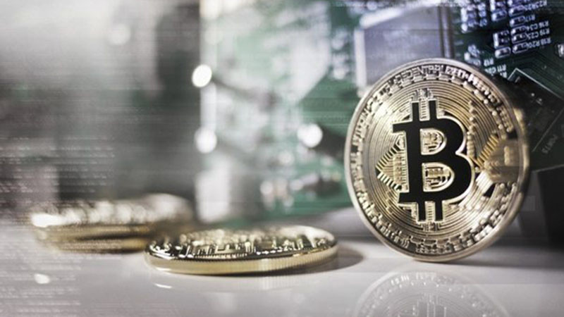 Биткойнът се срина