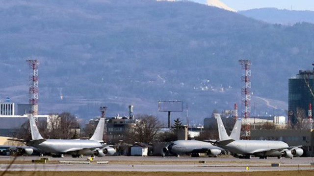 Четири от самолетите цистерни Boeing KC 135 Stratotanker ВВС на