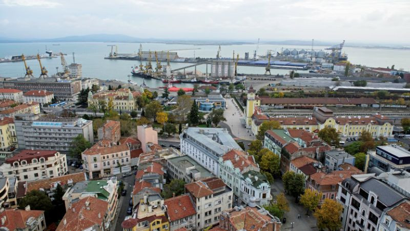 Разследват смъртта на моряк, открит мъртъв в морето край пристанище Бургас