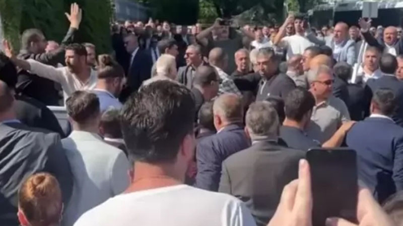 Турската опозиция се сби пред парламента в Анкара