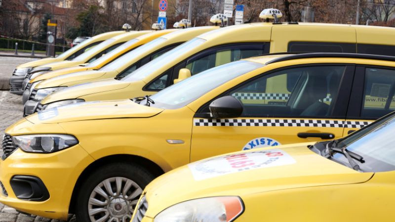 Таксиметровите шофьори като лекари и учители - искат професията им да е защитена
