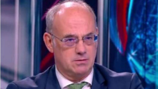 Конституционният съдия Атанас Семов отрече във Фейсбук да се готви