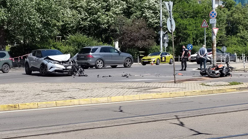 Моторист пострада тежко при катастрофа на бул. "Черни връх" в София