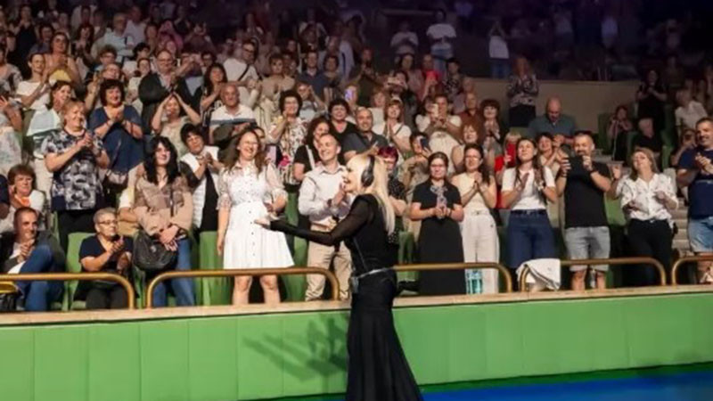 Габрово:Песните на Лили са изповеди на поколения! Примата слезе при публиката,за да изпее "Детелини"