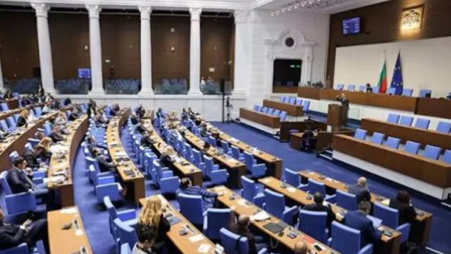 Депутатите замразиха заплатите си на 4236 евро