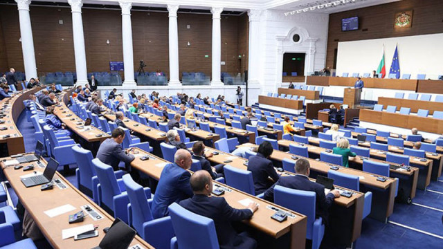 Депутатите единодушно решиха да замразят заплатите си на нивата от