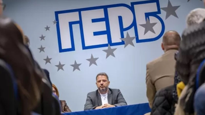 Делян Добрев ще се оттегли от парламента