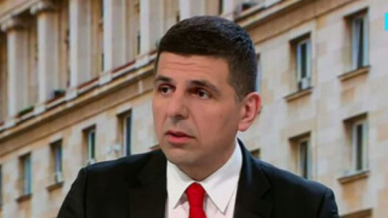 Мирчев прегря пак: Радев влезе в Брюксел като премиер на България, а излезе като адвокат на "Лукойл"