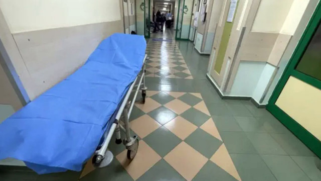 В болница остават и тримата работници на АПИ пометени от