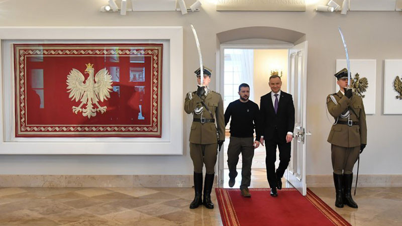 Обидиха се масово: Трима президенти на Украйна връщат отличията си в Полша